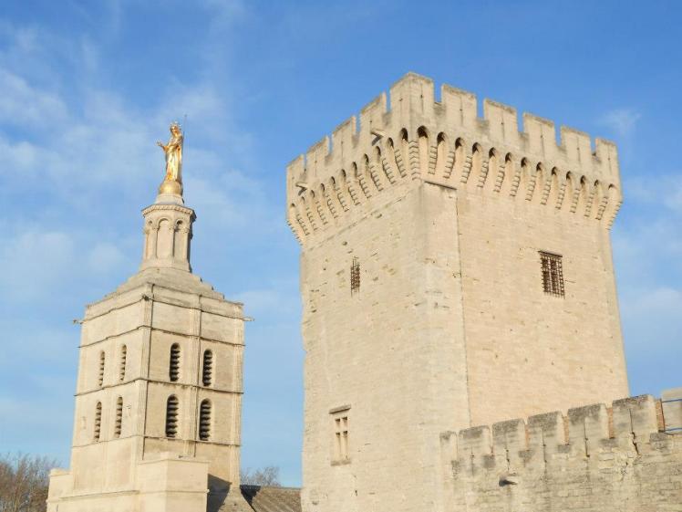 Uma das torres do Palácio dos Papas