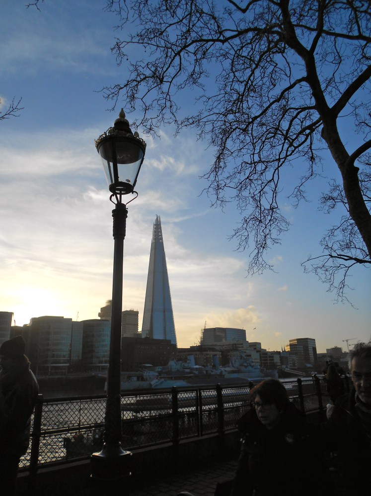 Ao fundo, o prédio mais alto da Europa está em Londres