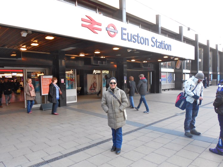 Rossani Thomas em frente da estação Euston