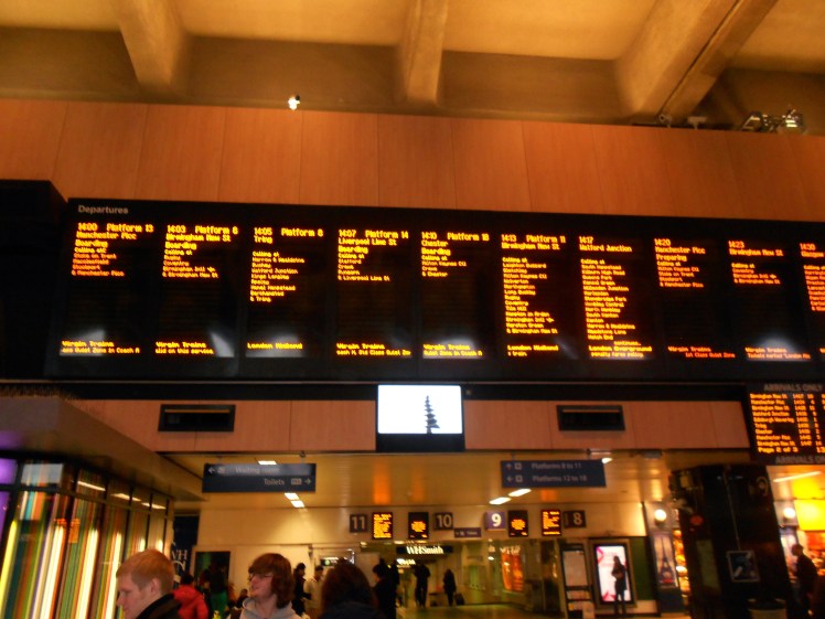 Painel de linhas da estação Euston, que também liga Londres a outras cidades inglesas