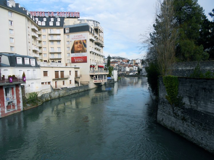 Rio Gave corta a cidade de Lourdes e corre ao lado do santuário