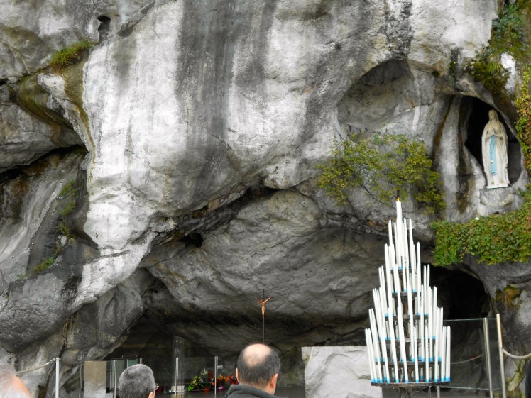 A gruta onde a jovem Bernadette viu as aparições