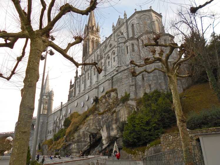 A igreja construída sobre a gruta