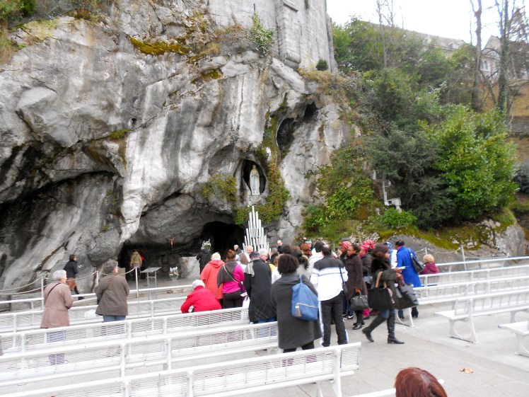Fiéis aproveitam a presença do padre para benzer a água levada em garrafas e frascos