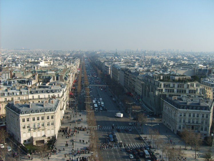 Pra subir no topo do Arco do Triunfo, em Paris, pode-se usar o elevador até um trecho. Depois, escadas. Bem tranquilo e vale muito a pena.
