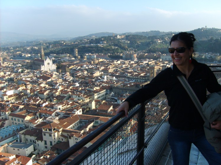 Parada para descansar na base do domo da Catedral de Florença e feliz por ainda estar respirando no alto do domo. 