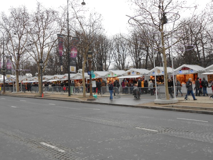 A feira na Avenida Champs-Elysées