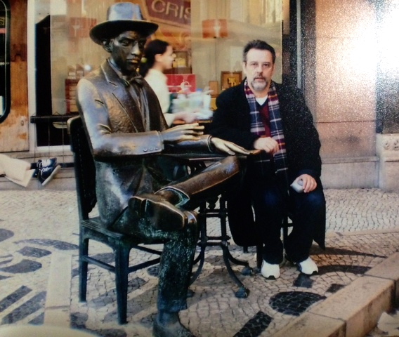 A estátua do poeta Fernando Pessoa na frente do café A Brasileira