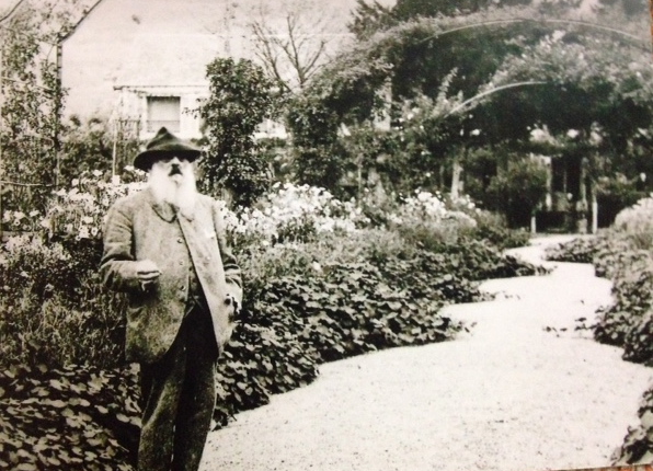 Claude Monet na frente da casa dele em Giverny